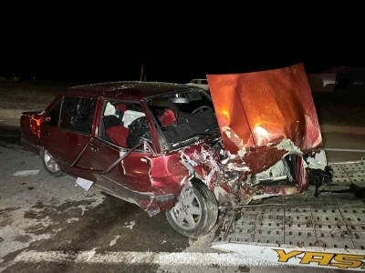 Uşak&rsquo;ta otomobil ile hafif ticari ara&ccedil; &ccedil;apıştı: 6 yaralı
