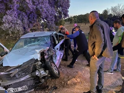 Uşak’ta otomobil ile traktör çarpıştığı kazada karı koca yaralandı
