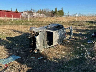 Uşak&rsquo;ta otomobil tarlaya devrildi: 1&rsquo;i bebek 5 yaralı
