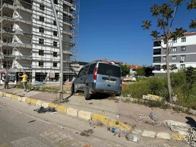 Uşak&rsquo;ta park halindeki araca &ccedil;arpan otomobil kazaya neden oldu: 4 yaralı
