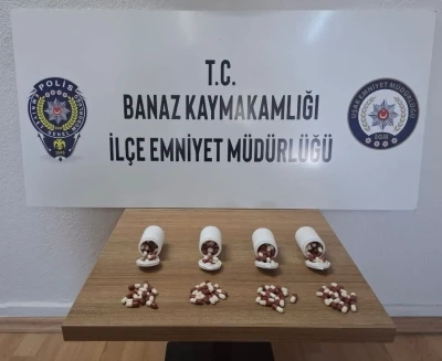Uşak&rsquo;ta polisten ka&ccedil;an ara&ccedil;tan atılan poşette 197 adet sentetik ecza hapı ele ge&ccedil;irildi
