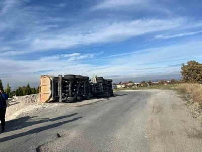 Uşak’ta tır yan yattı: 1 yaralı
