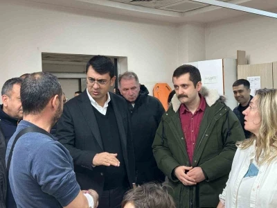 Uşak Valisi Kartal, zincirleme trafik kazasında yaralananları hastanede ziyaret etti
