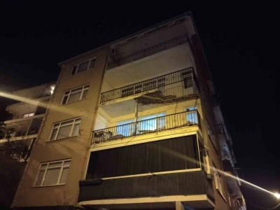 &Uuml;sk&uuml;dar&rsquo;da binanın balkonunda kısmi &ccedil;&ouml;kme meydana geldi

