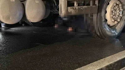 &Uuml;sk&uuml;dar&rsquo;da feci kaza: Karşıya ge&ccedil;mek isteyen kadın kamyonun altında kaldı
