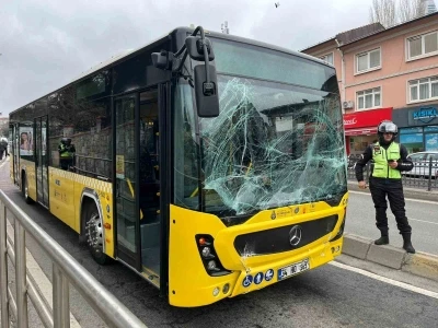 &Uuml;sk&uuml;dar&rsquo;da iki İETT otob&uuml;s&uuml; &ccedil;arpıştı
