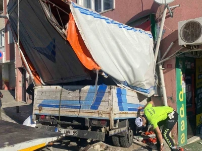 Üsküdar’da kamyonet ganyan bayisine girdi
