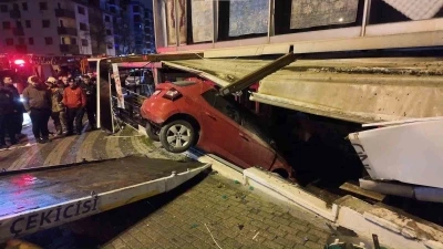 &Uuml;sk&uuml;dar&rsquo;da kontrolden &ccedil;ıkan otomobil iş yerine daldı
