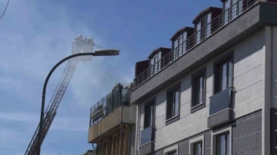 &Uuml;sk&uuml;dar&rsquo;da korkutan &ccedil;atı yangını
