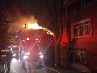 &Uuml;sk&uuml;dar&rsquo;da korkutan yangın
