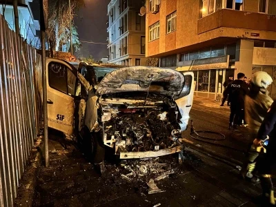 Üsküdar’da park halindeki araç alev alev yandı: O anlar kamerada
