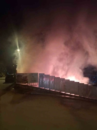 &Uuml;sk&uuml;dar&rsquo;da şantiyede iş&ccedil;ilerin kaldığı konteynerlerde yangın
