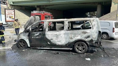 Üsküdar’da seyir halindeki panelvan tipi araç alev topuna döndü
