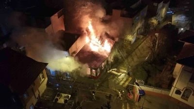 &Uuml;sk&uuml;dar&rsquo;da tarihi metruk binalarda yangın
