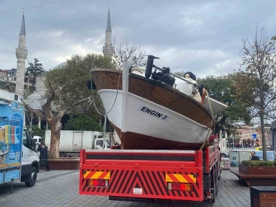 Üsküdar’da yolcu motoru balıkçı teknesine çarptı
