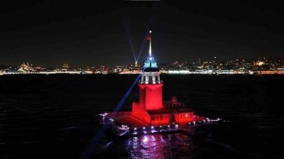 &Uuml;sk&uuml;dar Kız Kulesi&rsquo;nde yılbaşına &ouml;zel ışık şovu mest etti
