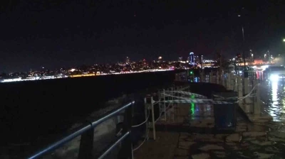 &Uuml;sk&uuml;dar Sahili&rsquo;nde dev dalgalar oluştu
