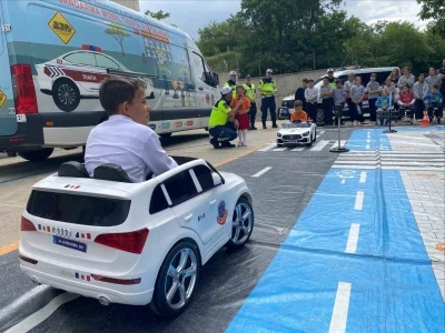 &Uuml;sk&uuml;pl&uuml; minik &ouml;ğrenciler trafik g&uuml;venliğini jandarmadan &ouml;ğrendi
