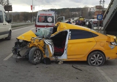 &Uuml;st ge&ccedil;it direğine &ccedil;arpan otomobilin s&uuml;r&uuml;c&uuml;s&uuml; 71 g&uuml;n sonra hayatını kaybetti
