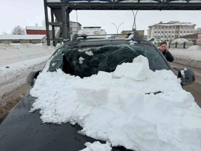 &Uuml;st ge&ccedil;itten otomobilin &uuml;zerine kar k&uuml;tlesi d&uuml;şt&uuml;: 1 yaralı
