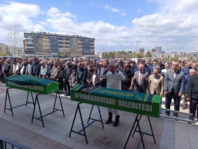 &Uuml;st kat komşularının katlettiği &ccedil;ift toprağa verildi
