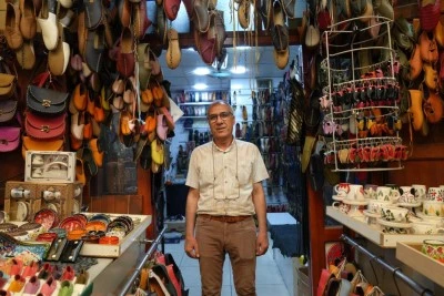 Ustaların ellerinde şekillenen yemeni, raflardaki yerini alıyor
