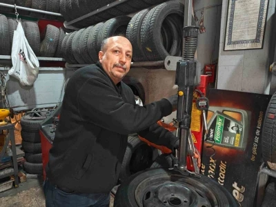 Ustasından kış lastiği uyarısı: &quot;Can güvenliğimiz için lastiklerimizi taktıralım&quot;
