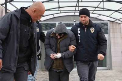 &Uuml;vey babasını bı&ccedil;akla ağır yaralayan şahıs tutuklandı
