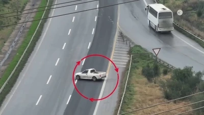 Uygulama noktasına girmemek i&ccedil;in otoyolda geri geri giden s&uuml;r&uuml;c&uuml; dron kamerasına yakalandı
