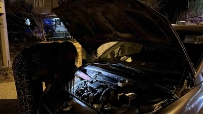Uygulama noktasında arızalanan otomobilin yardımına, uygulamada durdurulan gen&ccedil; kadın usta koştu
