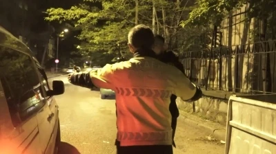Uygulamada g&ouml;r&uuml;nt&uuml; alan gazetecinin &uuml;zerine y&uuml;r&uuml;d&uuml;: "&Ccedil;ekme beni senin donuna kadar alırım"
