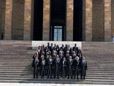 Uyuşmazlık Mahkemesi Başkanı G&uuml;le&ccedil;, Anıtkabir&rsquo;i ziyaret etti
