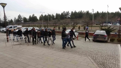 Uyuşturucu operasyonda g&ouml;zaltına alınan ş&uuml;phelilerden 3&rsquo;&uuml; tutuklandı
