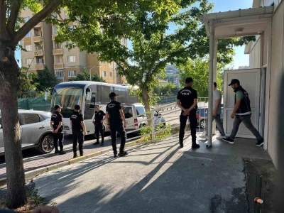 Uyuşturucu operasyonundan g&ouml;zaltına alınan &uuml;nl&uuml;ler adliyeye sevk edildi
