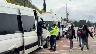 &Uuml;zerinde &rsquo;Okul Taşıtı&rsquo; yazısı olmayan servis aracına 2 bin 719 TL ceza
