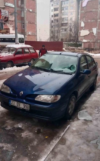 &Uuml;zerine buz d&uuml;şen aracın camı kırıldı
