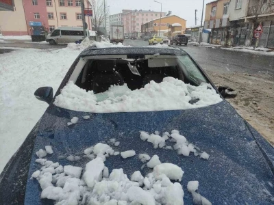 &Uuml;zerine &ccedil;atıdan kar k&uuml;tlesi d&uuml;şen otomobil kullanılamaz hale geldi
