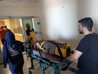 &Uuml;zerine demir par&ccedil;ası d&uuml;şen iş&ccedil;i yaralandı
