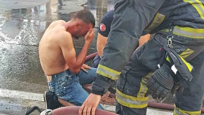 Üzerine döktüğü benzin gözlerinden ediyordu
