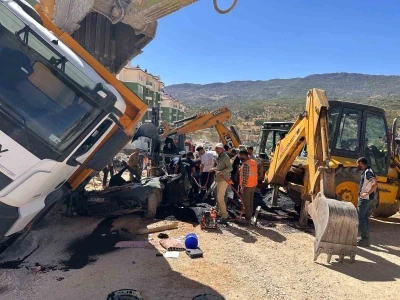 Üzerine kamyon devrilen otomobilin sürücüsü hayatını kaybetti
