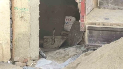 Üzerine kum dolu inşaat kovası düşen işçi ağır yaralandı
