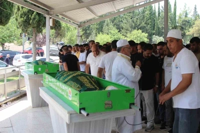 Uzman &ccedil;avuş oğullarını yeni g&ouml;rev yerine g&ouml;t&uuml;r&uuml;yorlardı: Anne ve oğlu yan yana toprağa verildi
