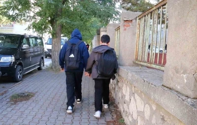 Uzmanı açıkladı: &quot;Ağır okul çantaları çocuklarda skolyoz riskini artırıyor&quot;
