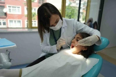 Uzmanından uyarı: "Nasıl olsa d&uuml;şecek" denilen s&uuml;t dişleri okul başarısını etkiliyor
