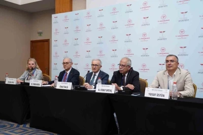 Uzmanlardan &lsquo;Sanal mecra&rsquo; uyarısı: "Asla hekim muayenesinin yerini almamalı"
