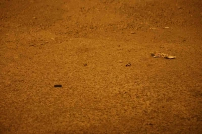 Uzun namlulu silahla oto galeriyi taradılar: 10’dan fazla mermi isabet etti
