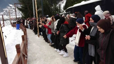 Uzung&ouml;l&rsquo;&uuml;n &ccedil;evresinde binlerce kişi horon halkası oluşturdu
