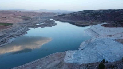 Uzunlu Barajı&rsquo;nda su seviyesindeki değişim dronla g&ouml;r&uuml;nt&uuml;lendi

