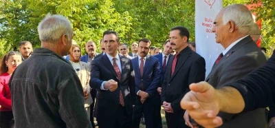 Vali Ahmet Karakaya ceviz hasadına katıldı
