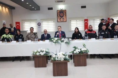 Vali Akbıyık bayramda g&uuml;venlik g&uuml;&ccedil;leri ile bir araya geldi
